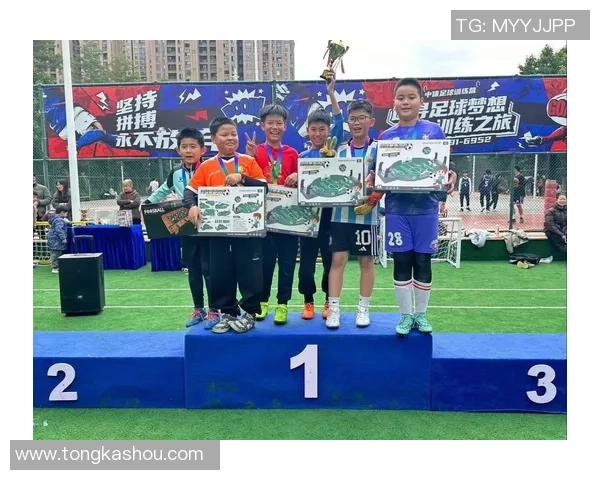 小孩意外收到足球明星亲笔签名礼物感动不已梦想成真