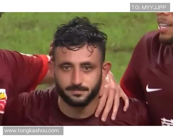 足球明星在比赛中意外遭遇裤子被脱事件引发全场哗然与热议